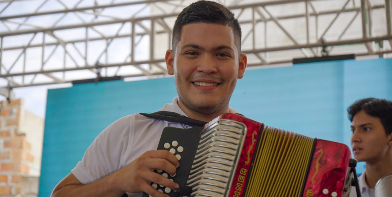 Joven tocando una acordeón 