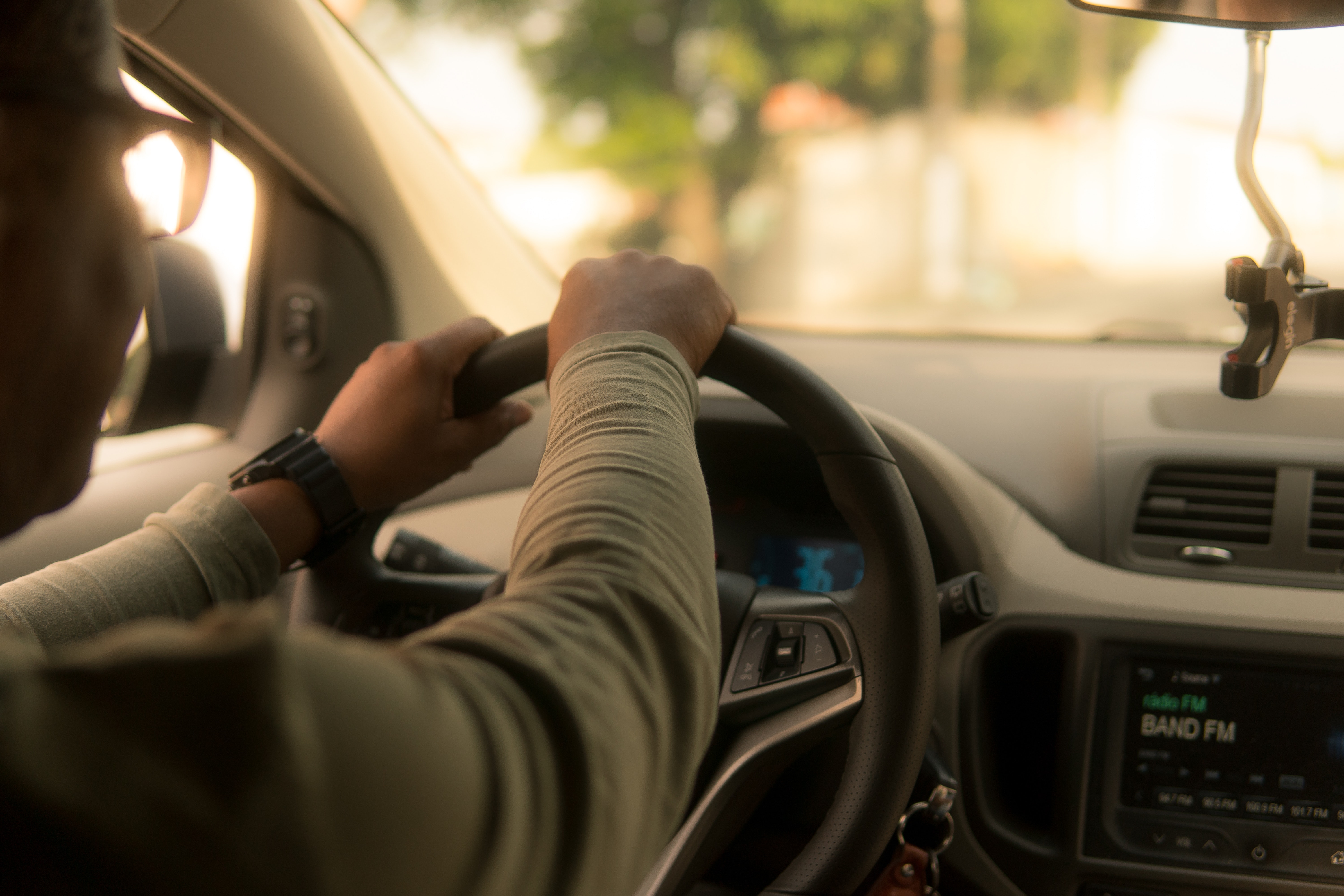 Hombre conduciendo un vehículo