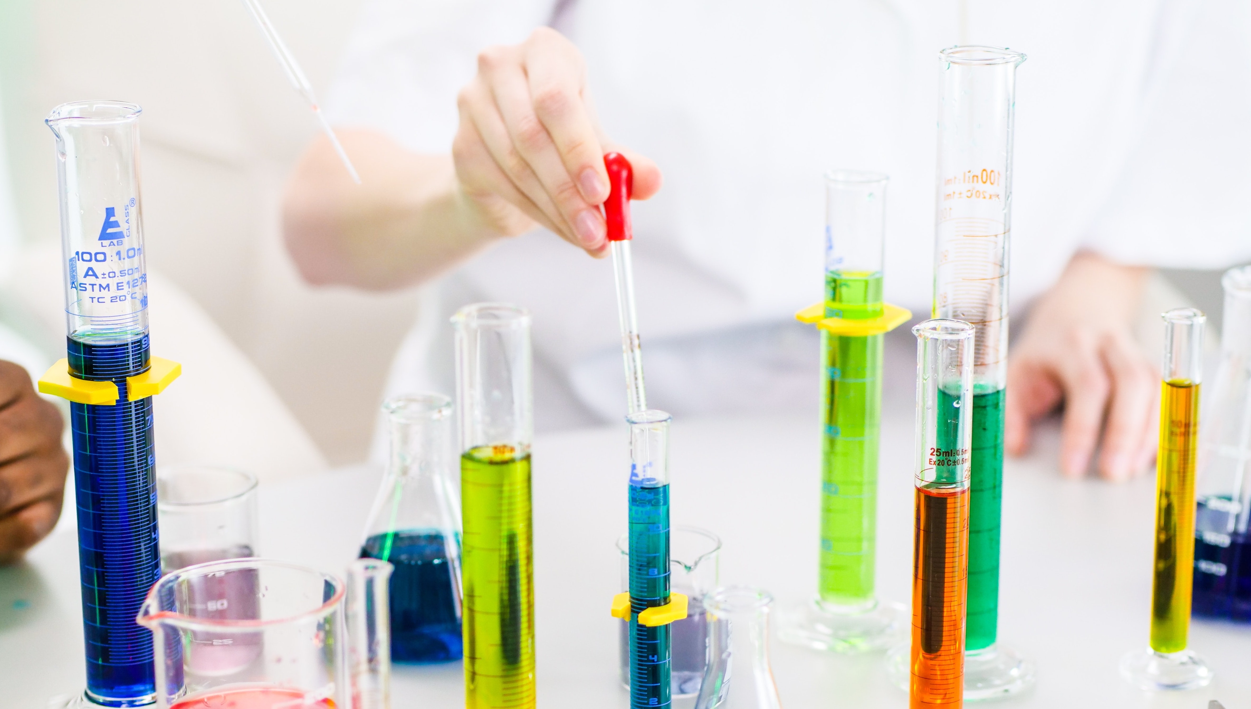 Mujer científica en laboratorio 